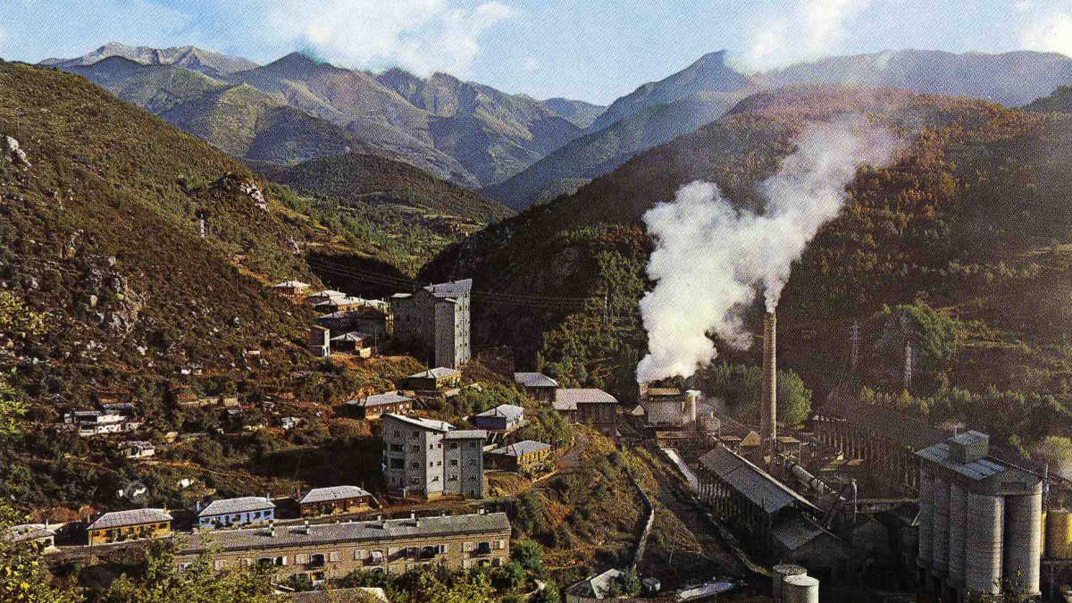 La fàbrica de ciment de Xerallo en funcionament durant els anys seixanta