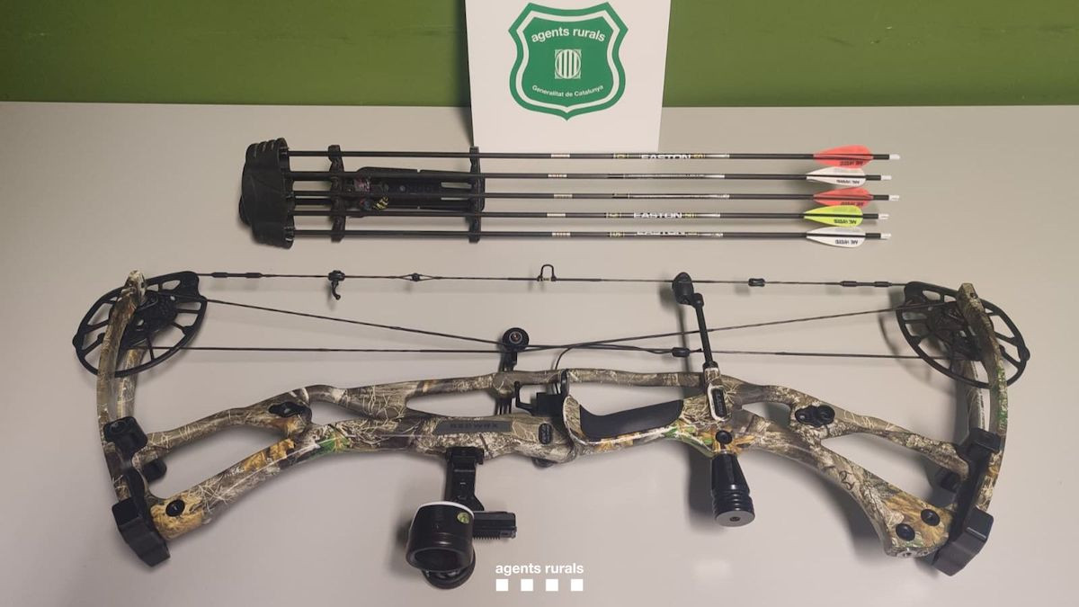 Imatge de l'arc i les fletxes comissades pels Agents Rurals