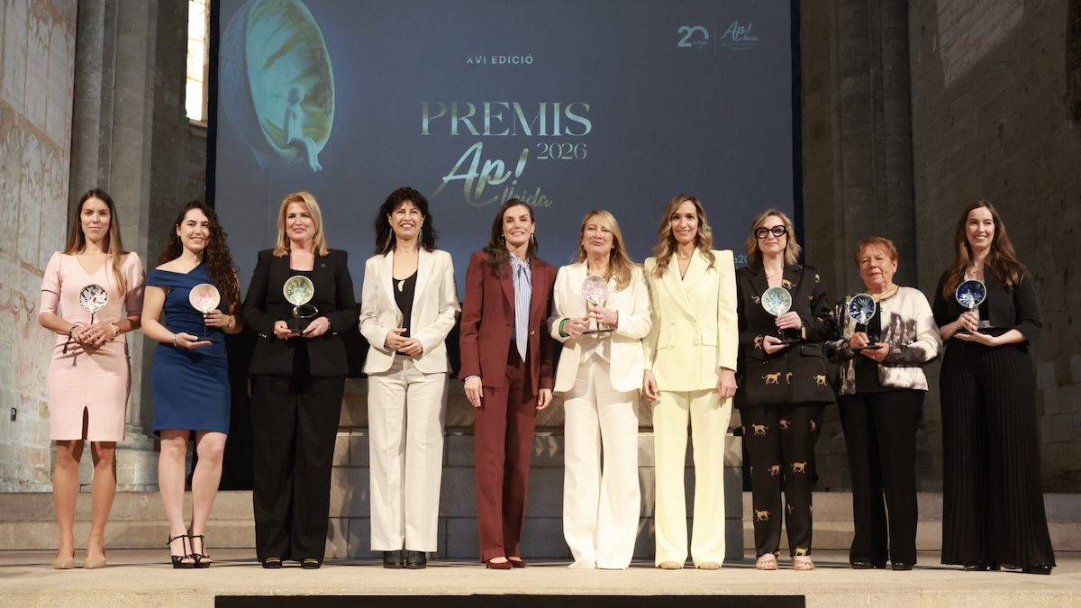 Roser Roca, a la dreta de la imatge, recollint el guardó amb la resta de premiades