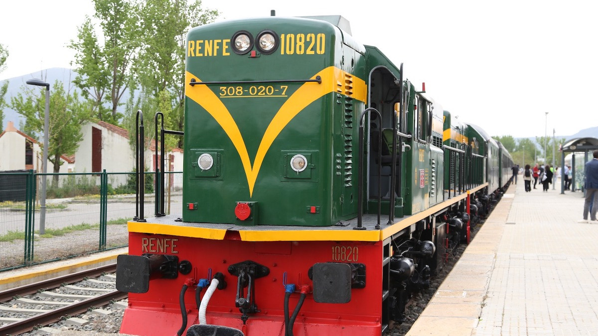 El Tren dels Llacs aturat a l'estació de la Pobla de Segur
