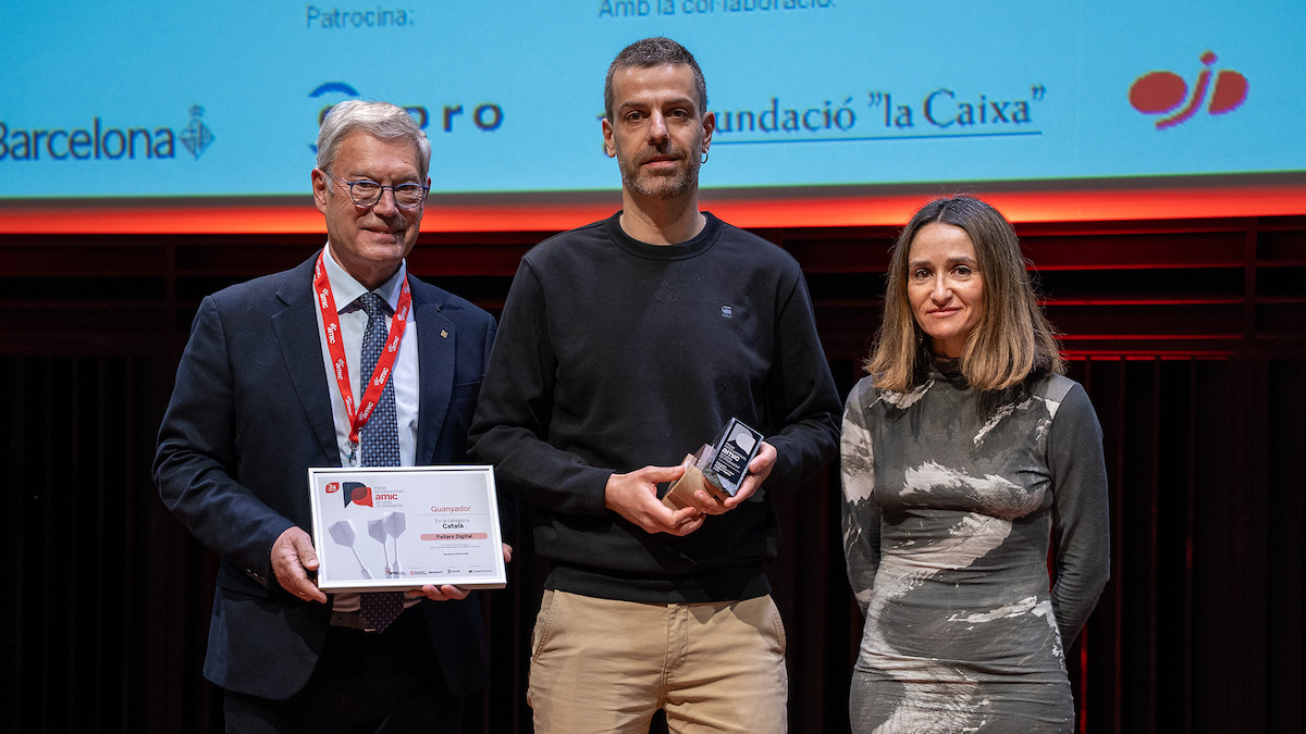 Jordi Ubach, editor i director del diari, recollint el premi aquest dimarts