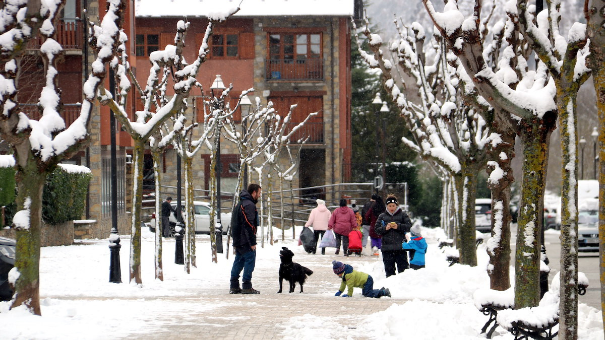 Els carrers d'Esterri d'Àneu emblanquinats per la neu, en imatge d'arxiu