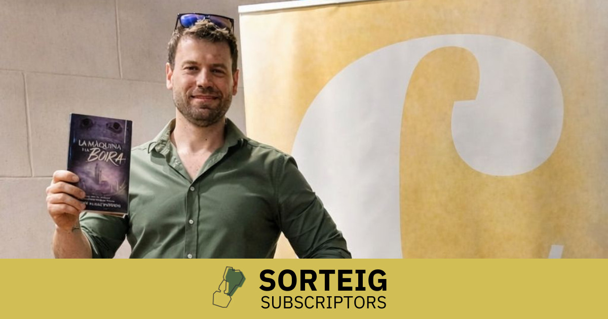 L'autor, Albert Farré, amb un exemplar del llibre