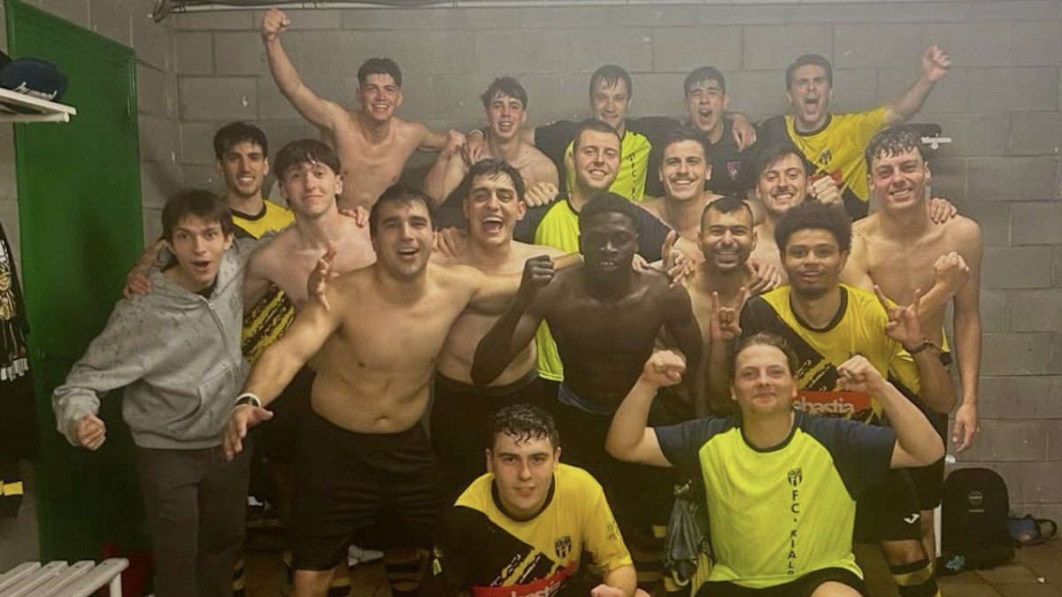 Els jugadors del Rialp celebrant el triomf al vestidor