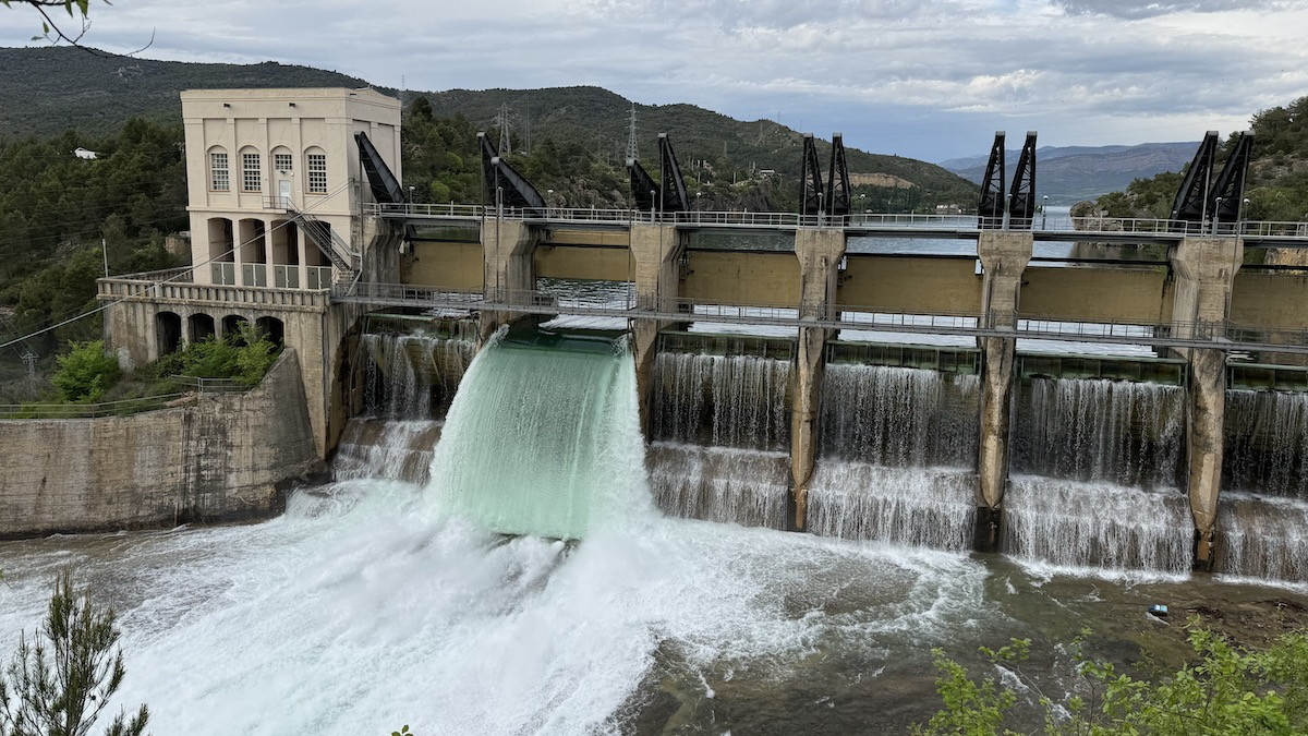 Una comporta oberta al pantà de Sant Antoni aquest dilluns