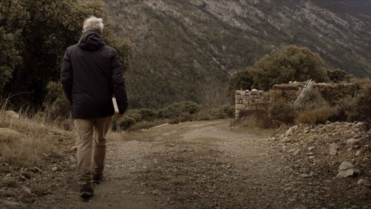 L'autor de la novel·la, Pep Coll, recorrent la ruta entre Pessonada i Herba-savina