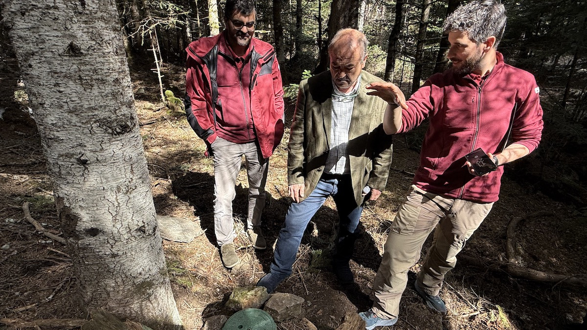 Serrano descobrint un dels ecocomptadors instal·lats a Espot