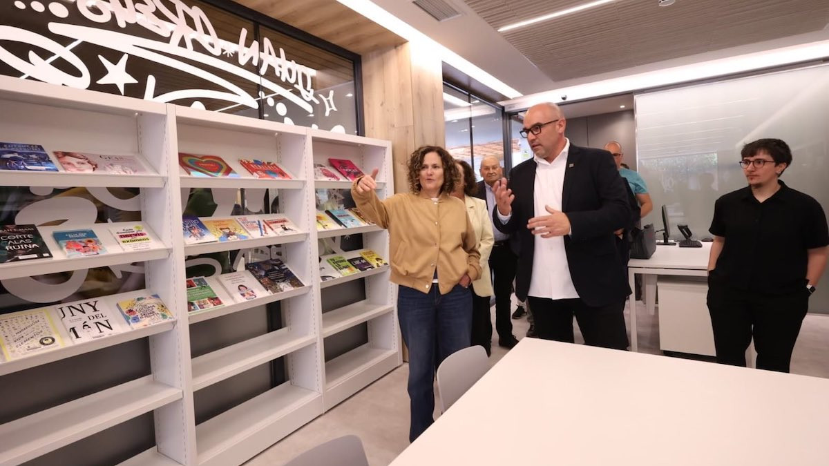 La consellera Hernández i l'alcalde, Marc Baró, inaugurant la biblioteca