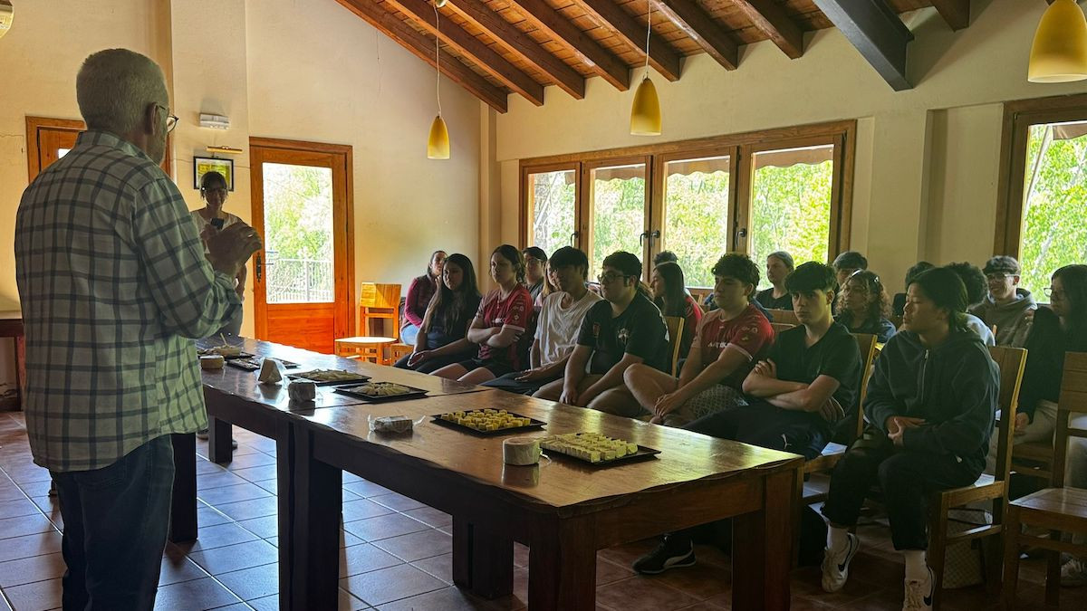 Els alumnes a la formatgeria Tros de Sort