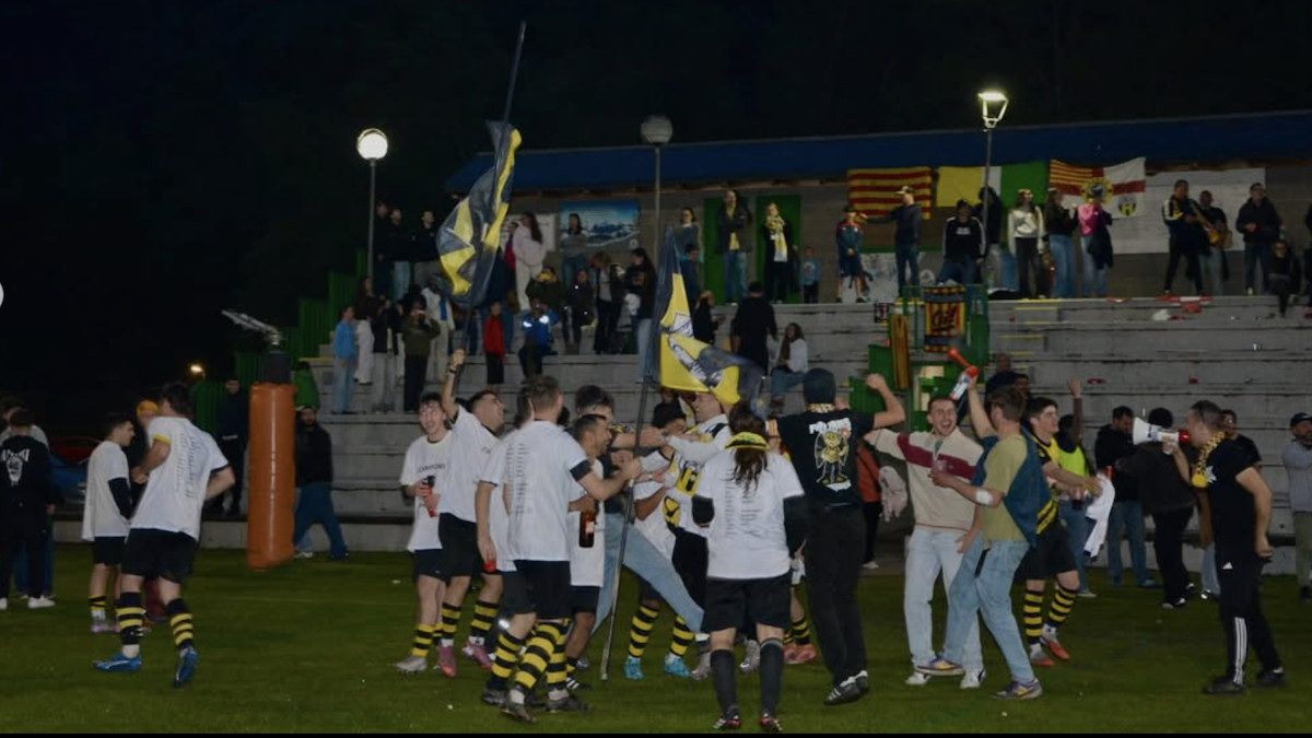 Celebració de jugadors i afició del Rialp sobre la gespa