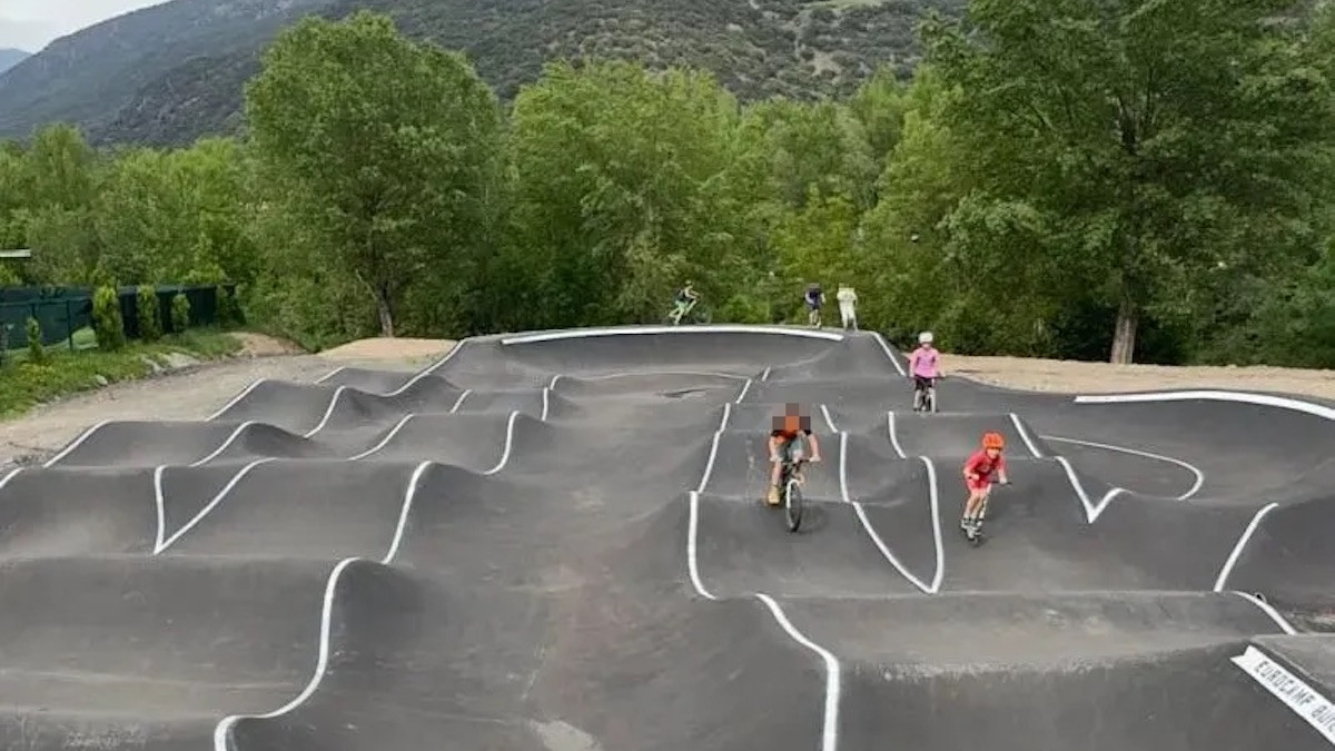Infants gaudint els primers dies del nou pump track de Sort