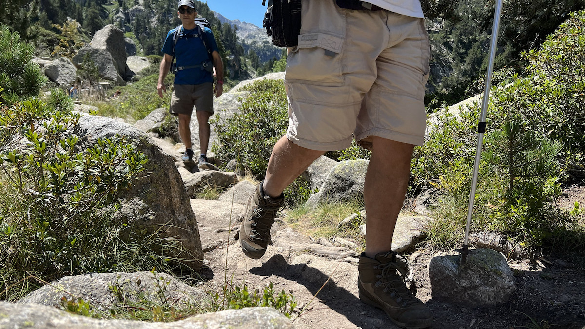 Uns excursionistes caminant pel Parc Nacional d'Aigüestortes