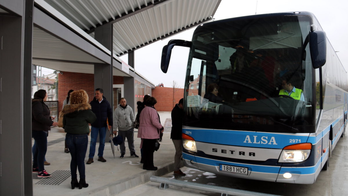Un autobús en una estació, en imatge d'arxiu