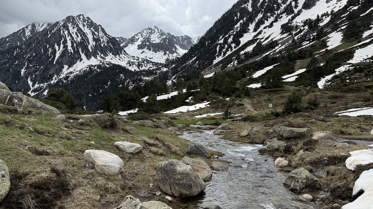 AIgua del desgel i muntanyes nevades al Port de la Bonaigua
