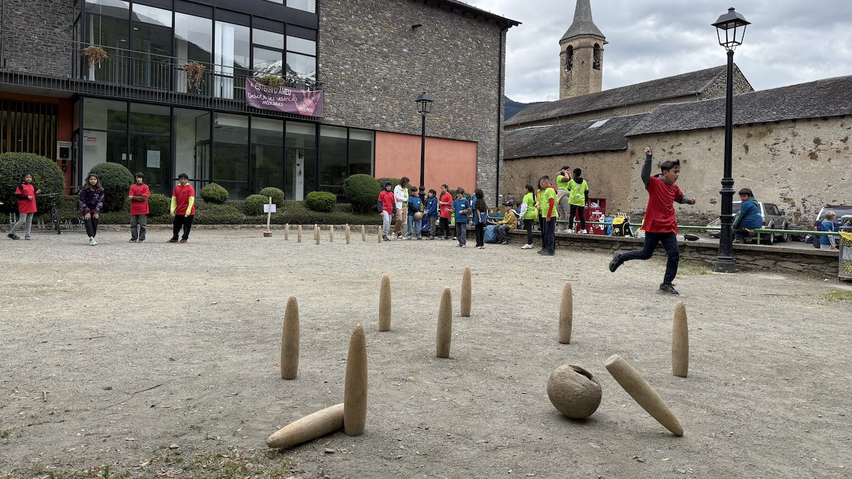 Escolars jugant a bitlles pallareses en un campionat a Esterri d'Àneu