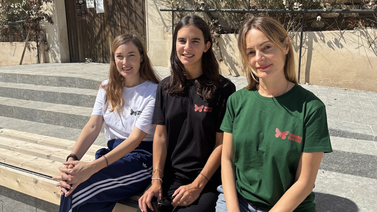 Les tres directores del festival, davant el Reial Alfolí de Gerri