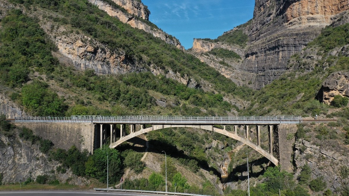 Imatge d'un dels pons de la línia del tren de la Pobla al seu pas per Terradets