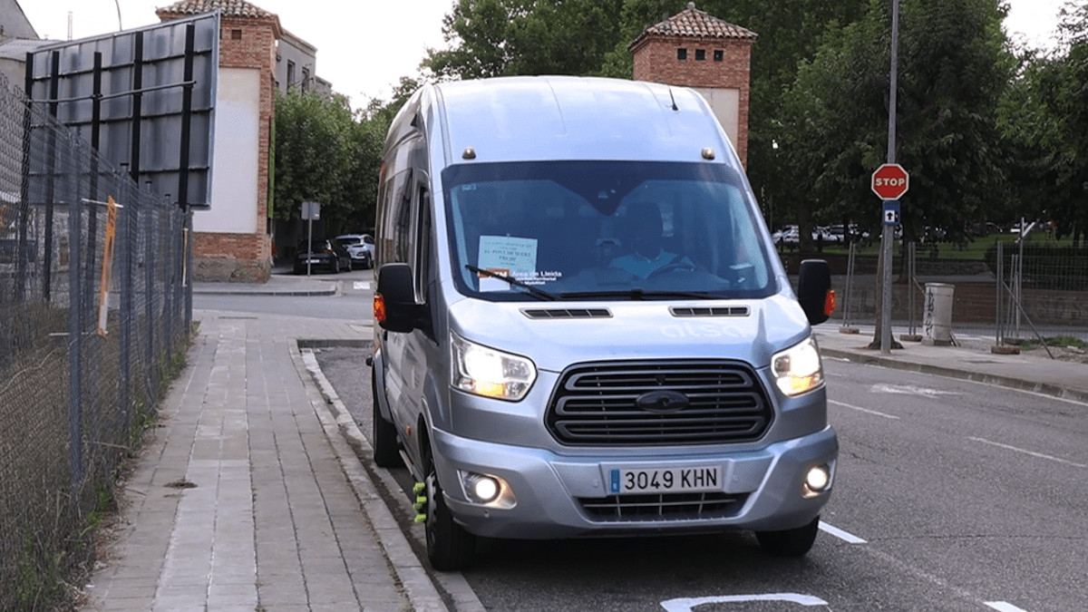 El bus entre Tremp i el Pont de Suert, aturat a la parada de Tremp