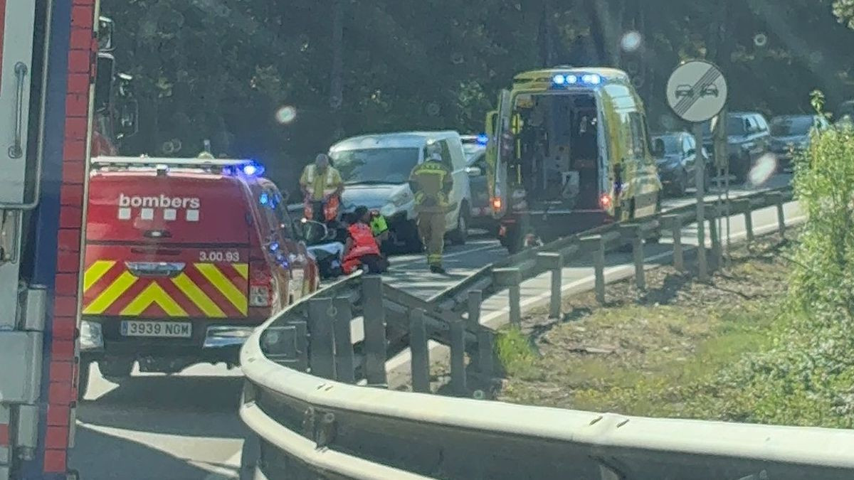 Els serveis d'emergències estabilitzant la víctima de l'accident