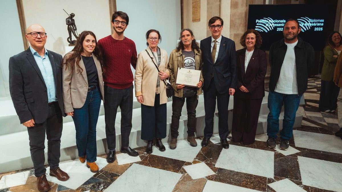 Eduardo Marín, recollint el guardò juntament amb les autoritats