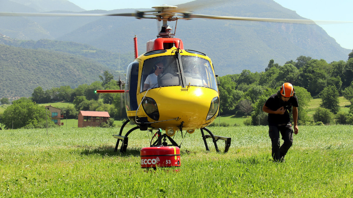 Helicòpter dels Bombers equipat amb la campana RECCO