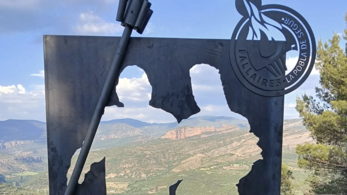 Detall de l'escultura instal·lada al cim de Santa Magdalena