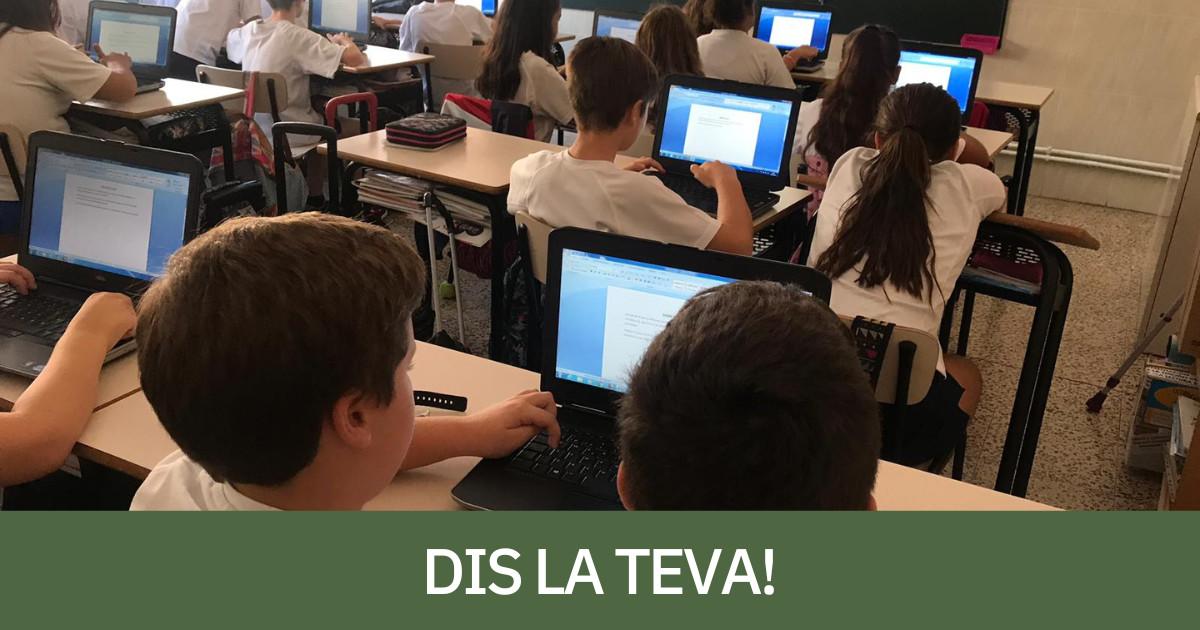 Alumnes d'un centre educatiu amb ordinadors a l'aula