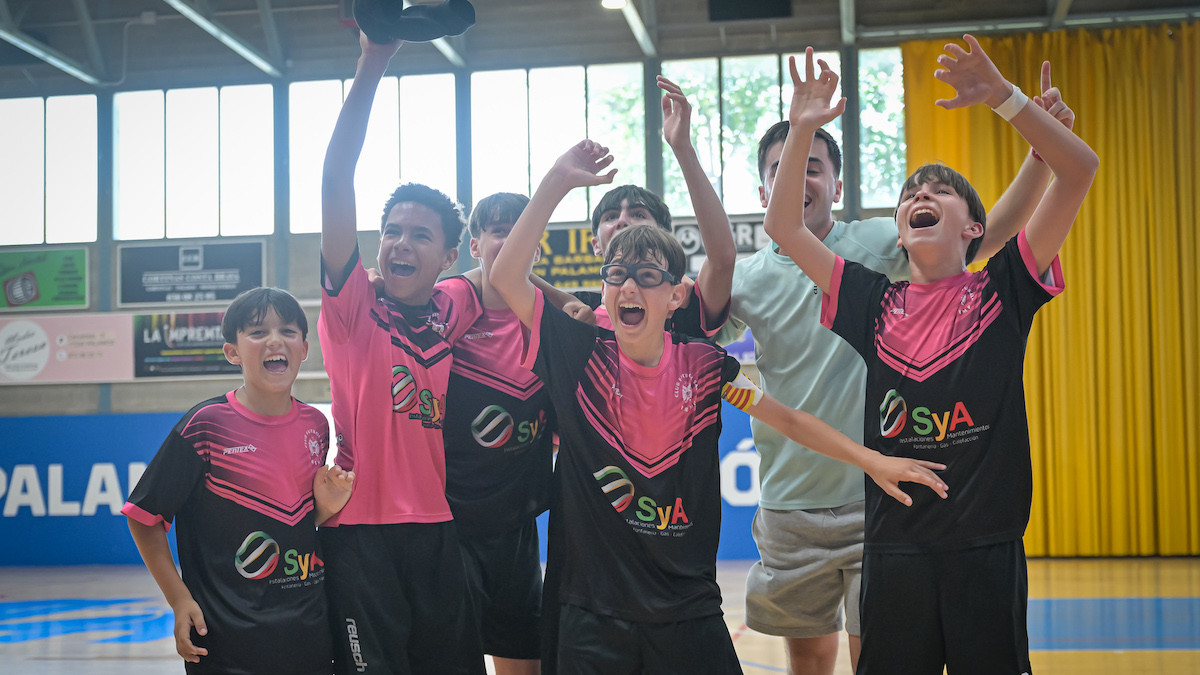 Jugadors i entrenador celebrant amb les famílies l'ascens aconseguit