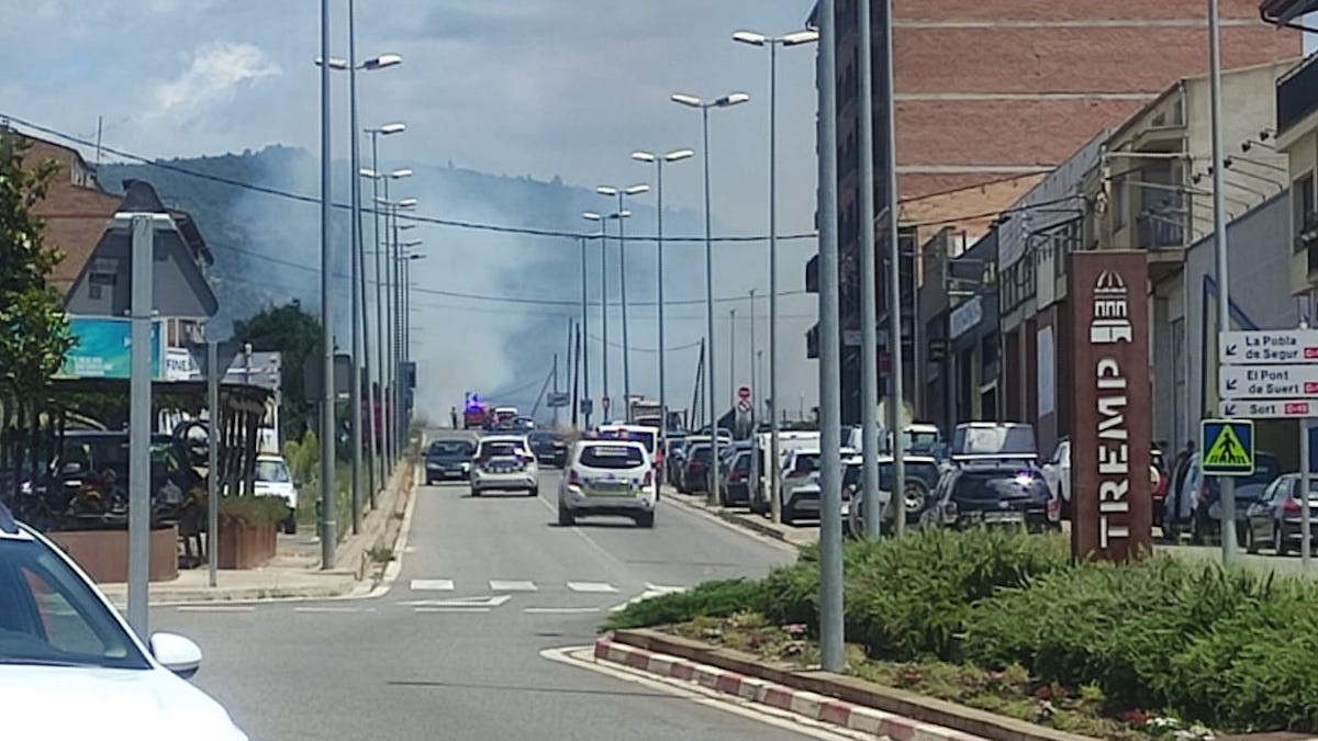 Imatge de l'incendi declarat al cap de l'avinguda Pirineus de Tremp