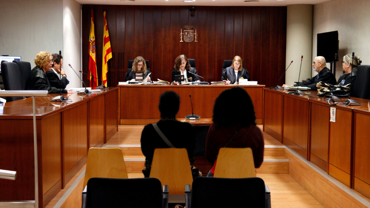 Les condemnades per furt i tràfic de drogues a Tremp, durant la vista de conformitat