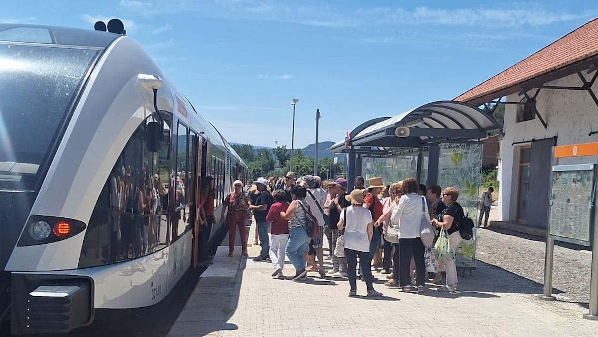 El tren doble, aturat a l'estació de la Pobla aquest diumenge