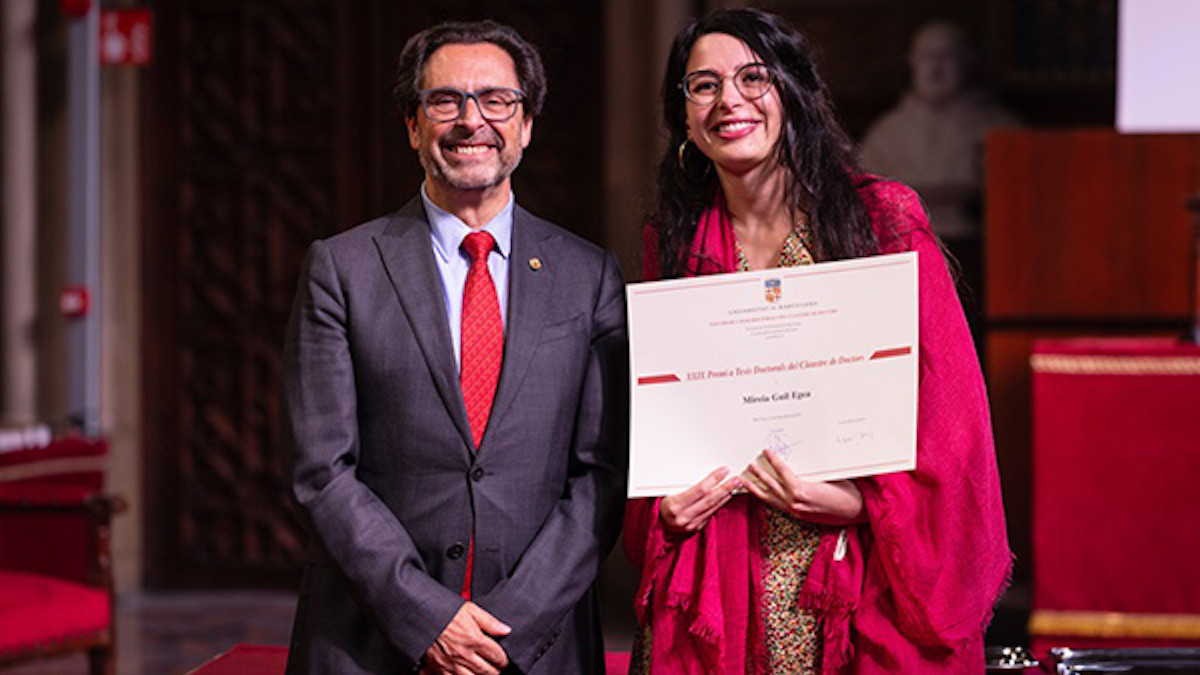 L'autora de la tesi doctoral, Mireia Guil, recollint el guardó