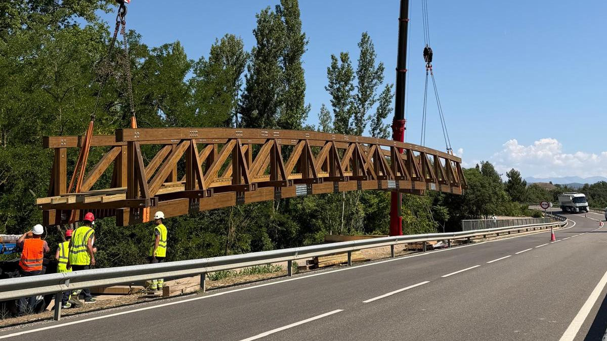 Imatge de la instal·lació de la passarel·la de fusta al barranc de l'Espona
