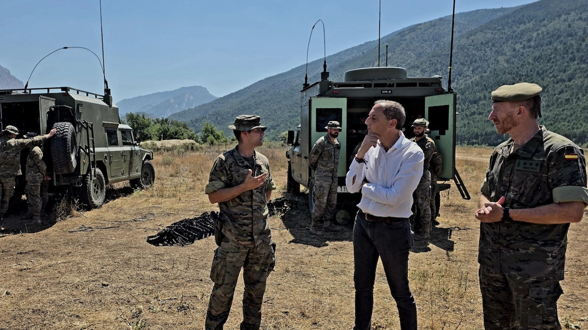 Crespín, acompanyat del coronel, durant la seva visita a les pràctiques en un camp d'Aramunt