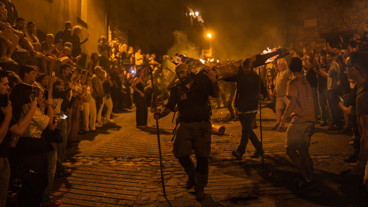 Els fallaires completant el recorregut a l'arribada al poble d'Isil