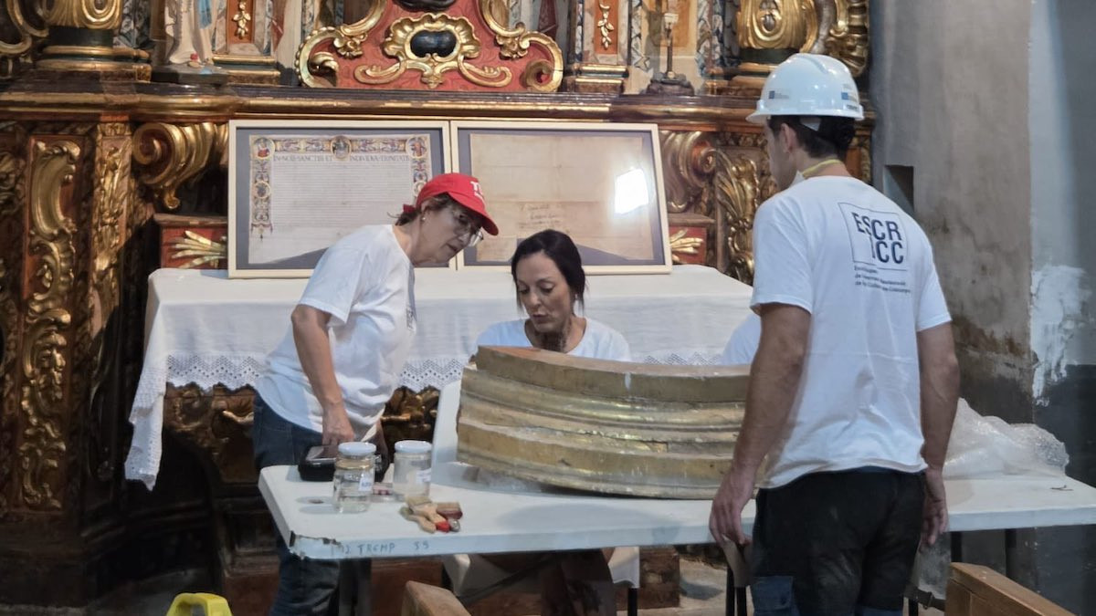 Treballs de restauració a l'interior de l'església