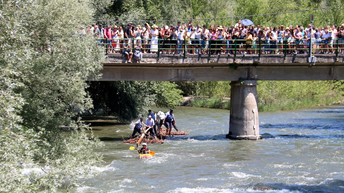 Descens d'un rai sota l'atenta mirada del públic al pont de Claverol