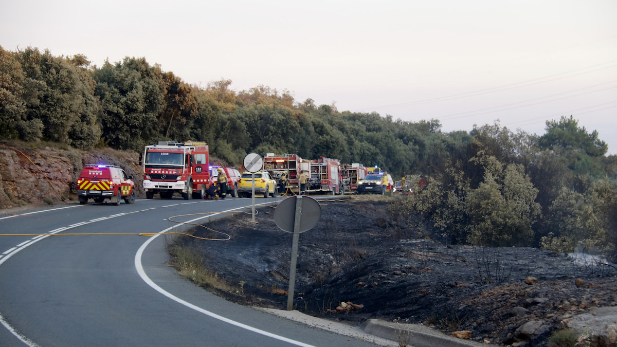 Bombers mobilitzats en l'incendi declarat dilluns al coll de Comiols