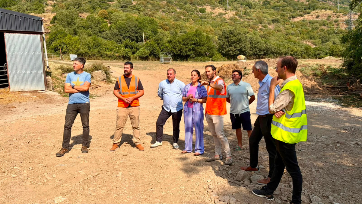 Les autoritats visitant les obres de la travessera de la Bastida de Sort