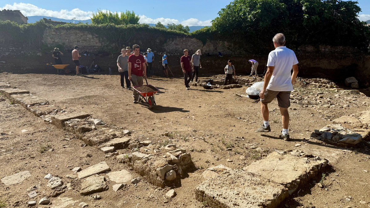 Estudiants excavant a l'Hort del Cavaller a Isona