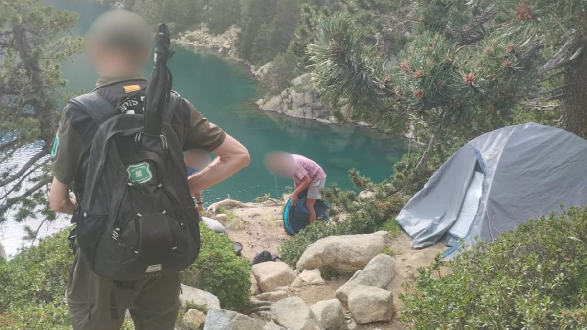 Els agents rurals durnat la denúncia a l'Estany de Gerber