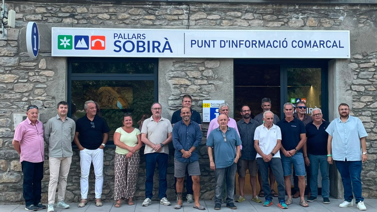 Les autoritats davant del Punt d'Informació Comarcal a Sort