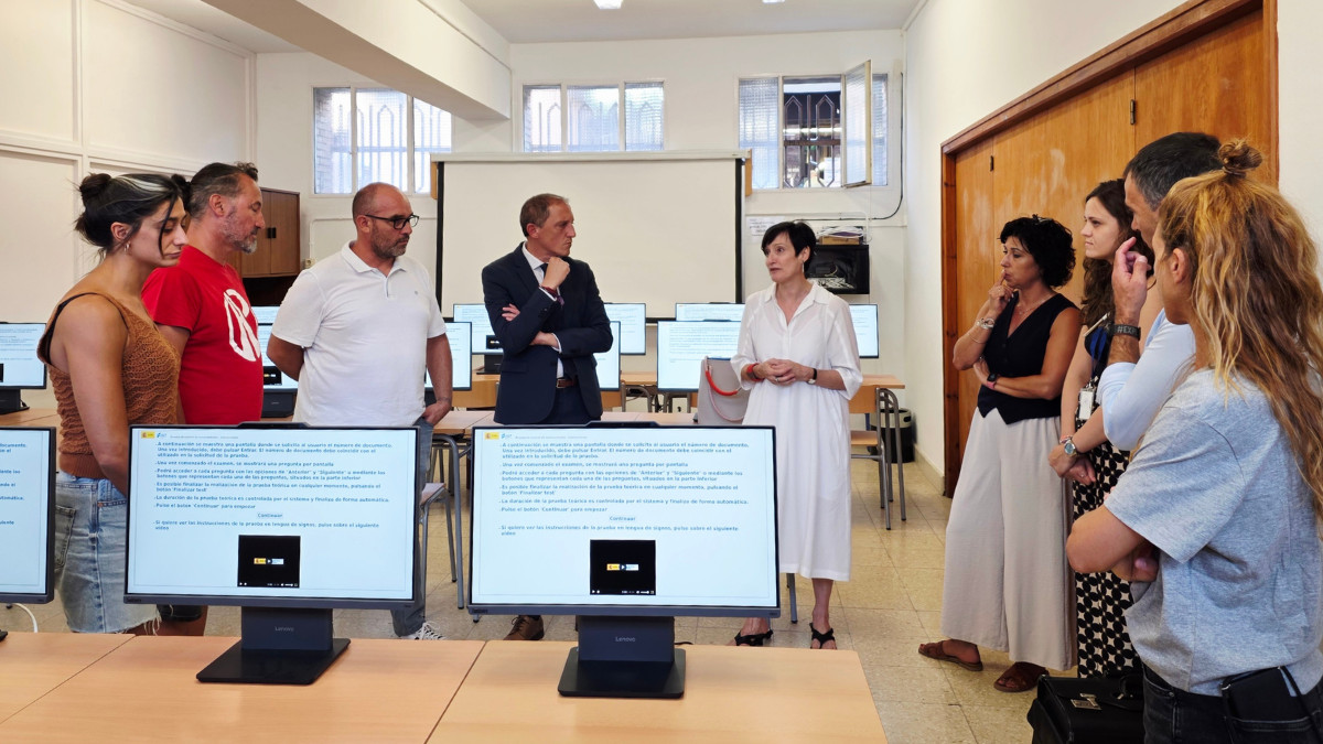 Les autoritats a l'aula informatitzada de la Pobla de Segur