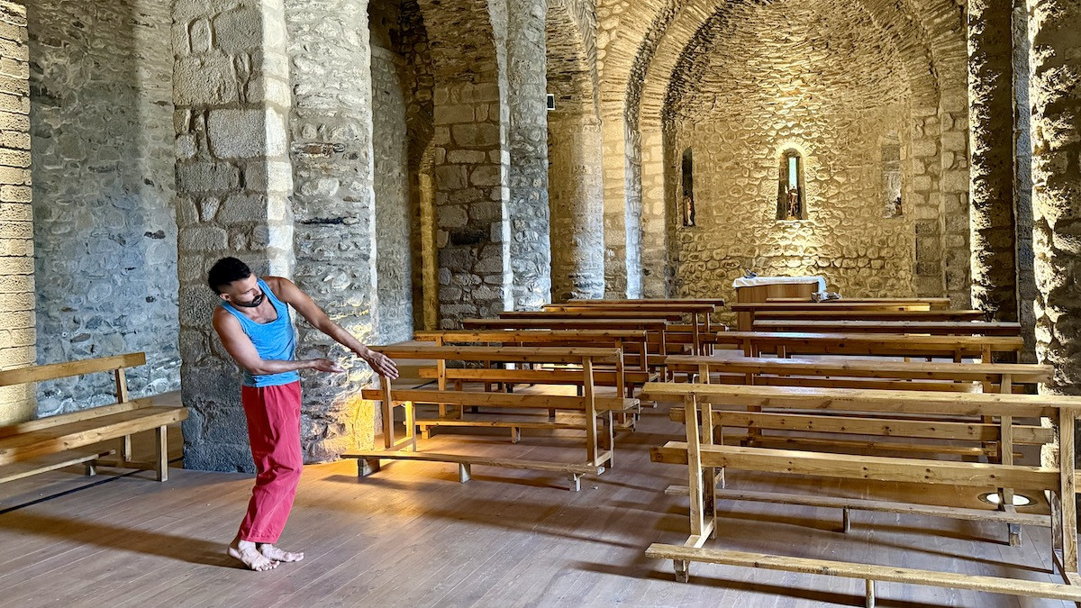 El ballarí Víctor Pérez preparant una peça a l'interior de l'església romànica de Sant Joan d'Isil