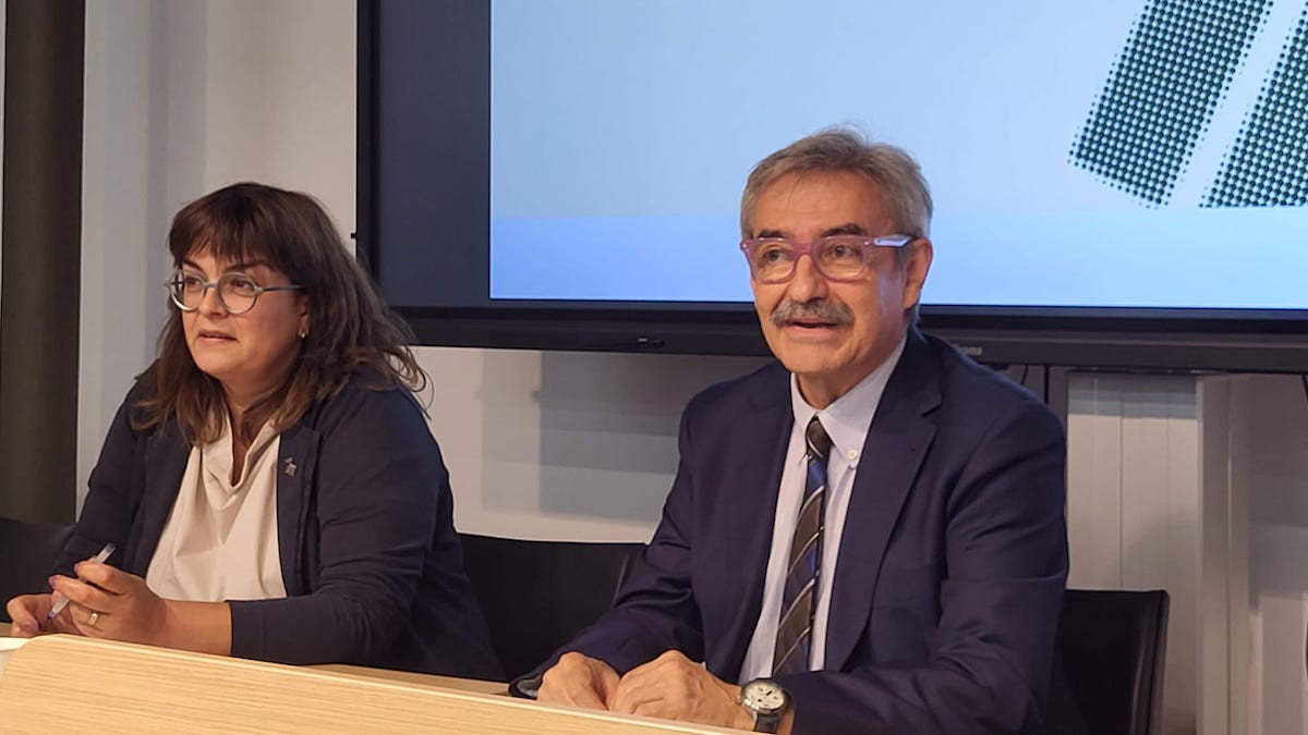 Isidor Garcia, en primer terme, és el director de l'Agència Catalana del Consum