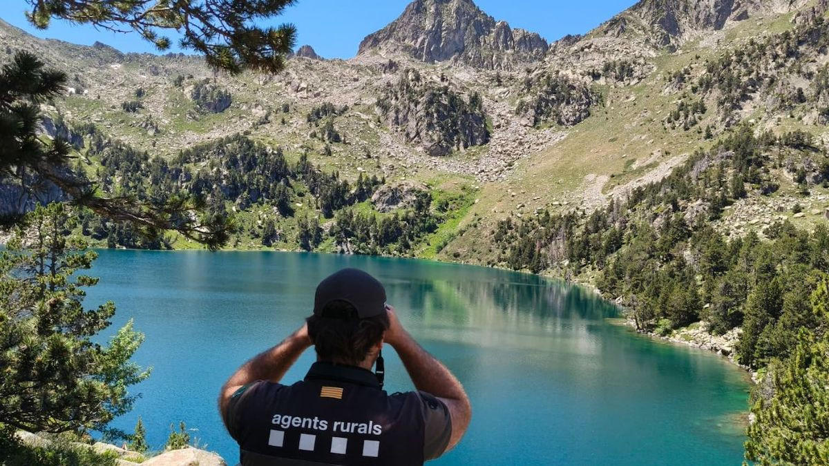 Un agent rural fent un control visual a l'estany de Gerber