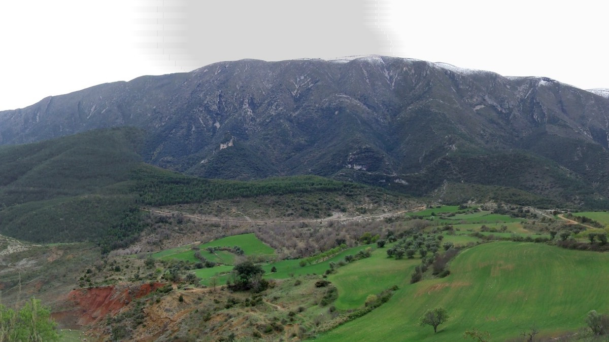 El Montsec d'Ares des de prop de Moror, a Sant Esteve de la Sarga