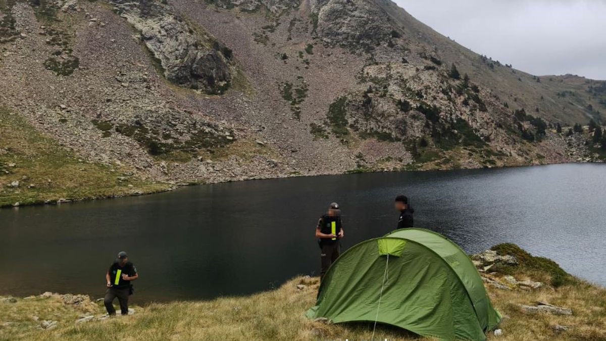 Imatge de l'actuació dels Agents Rurals en una de les acampades interceptades