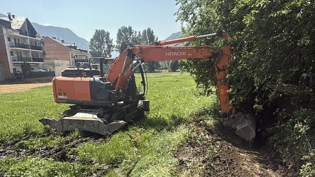 Una màquina excavadora iniciant les obres del nou aparcament