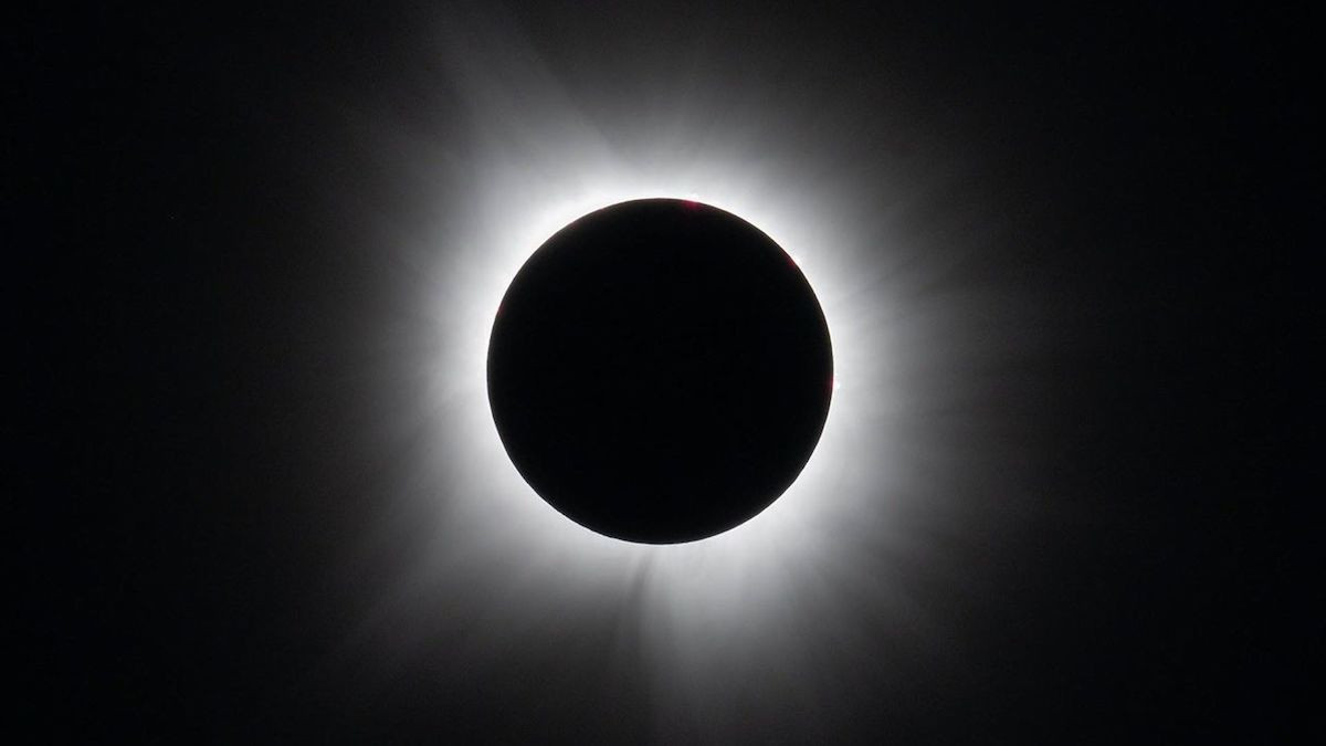 Un eclipsi solar total, en imatge d'arxiu